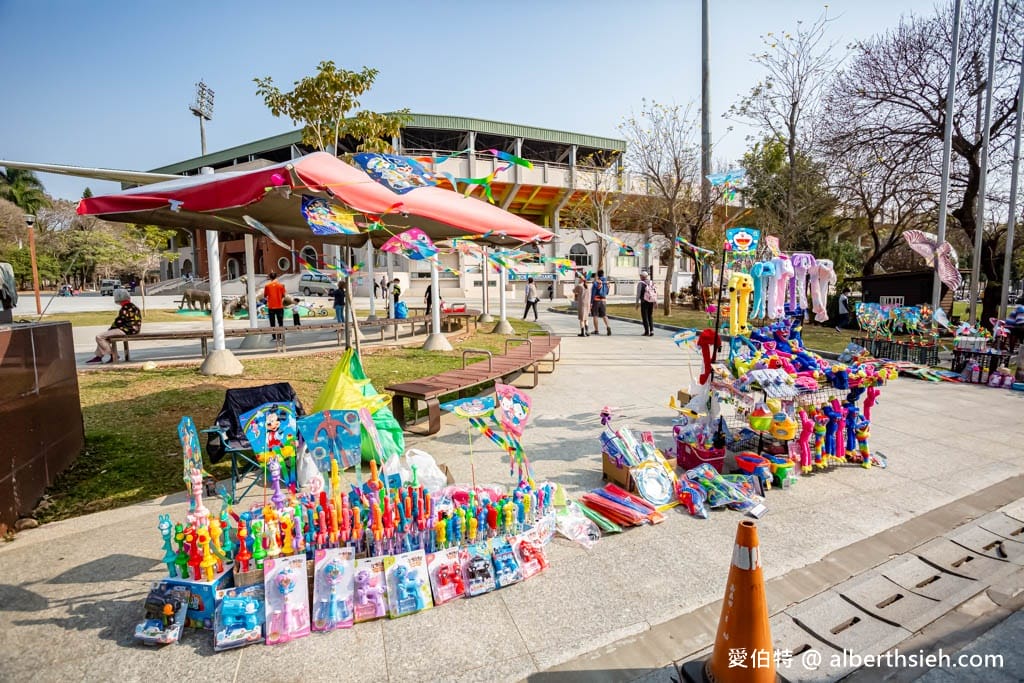 嘉義公園KANO園區｜免費親子景點，超寬版溜滑梯、滑草場