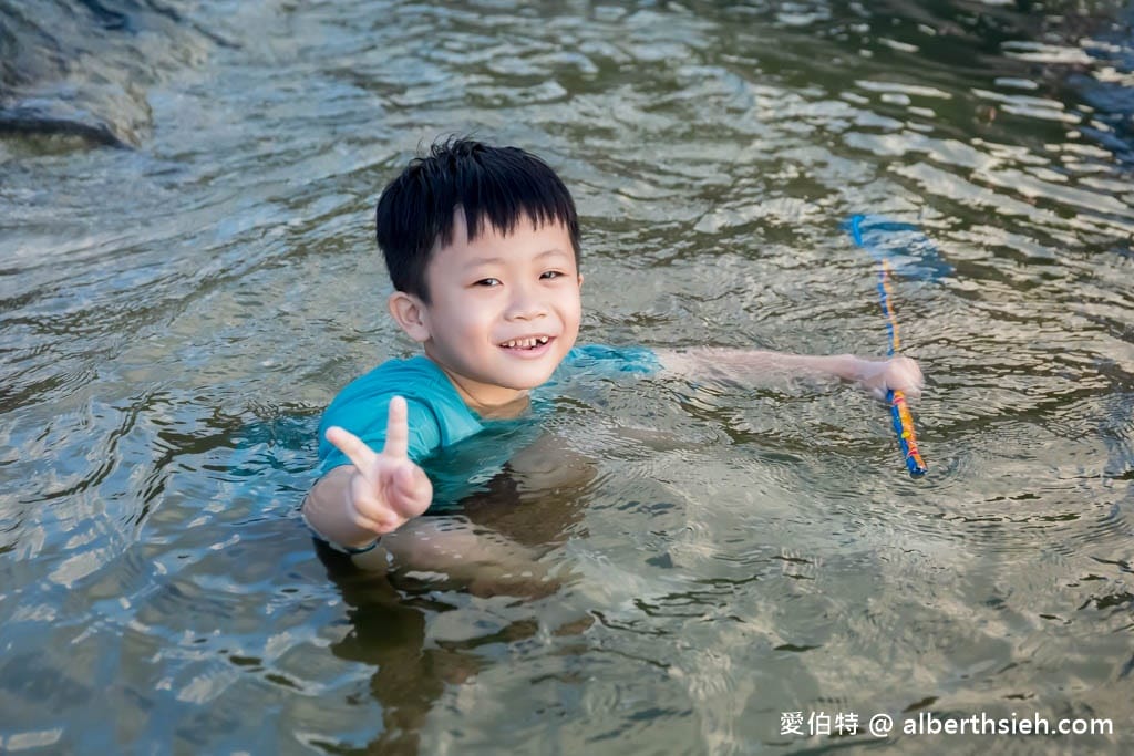 新北東北角親子玩水｜瑞芳蝙蝠洞公園，撈魚抓螃蟹、浮潛勝地