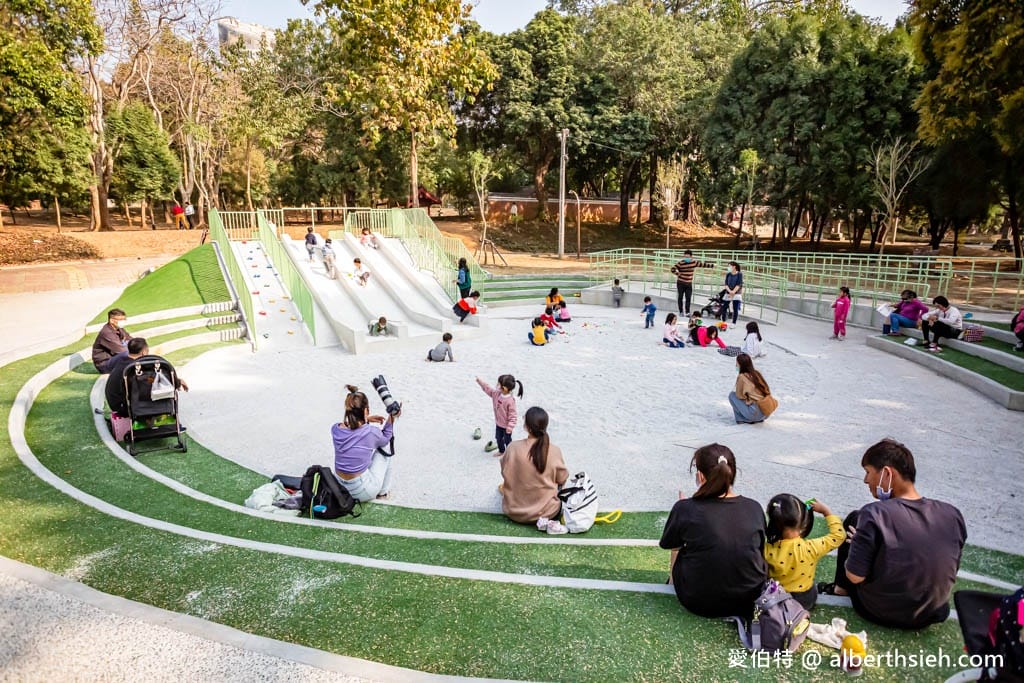 嘉義公園KANO園區｜免費親子景點，超寬版溜滑梯、滑草場