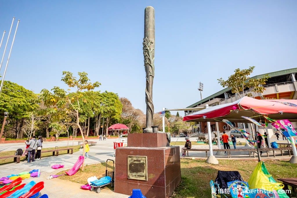 嘉義公園KANO園區｜免費親子景點，超寬版溜滑梯、滑草場
