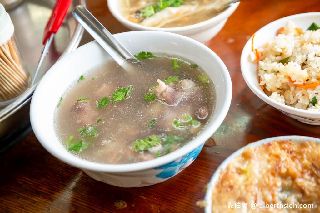 台南麻豆阿蘭碗粿｜專屬停車場，料多實在又便宜，每天熱賣上千碗