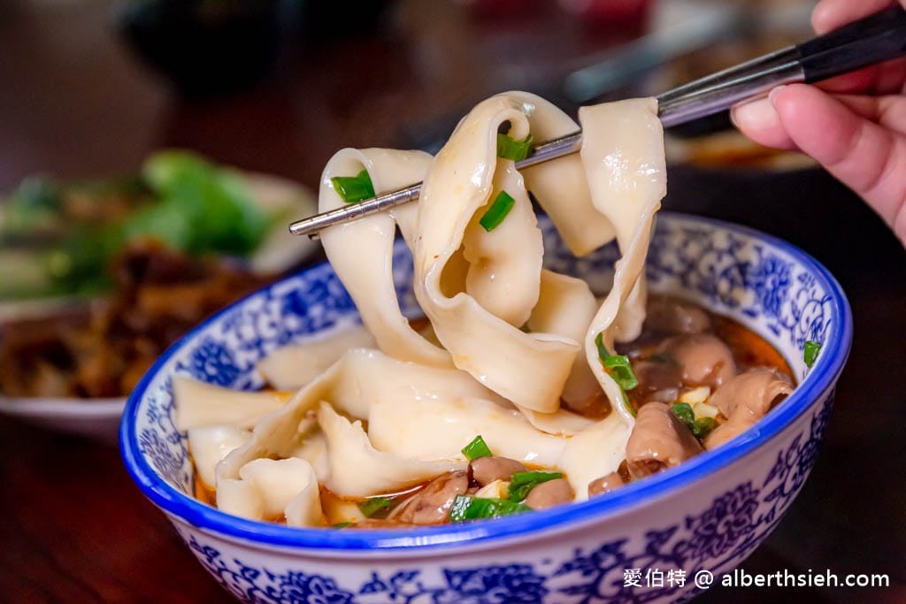 苗栗苑裡大鼎夏荷牛肉麵館｜水上豪宅玻璃屋，豆花免費吃到飽