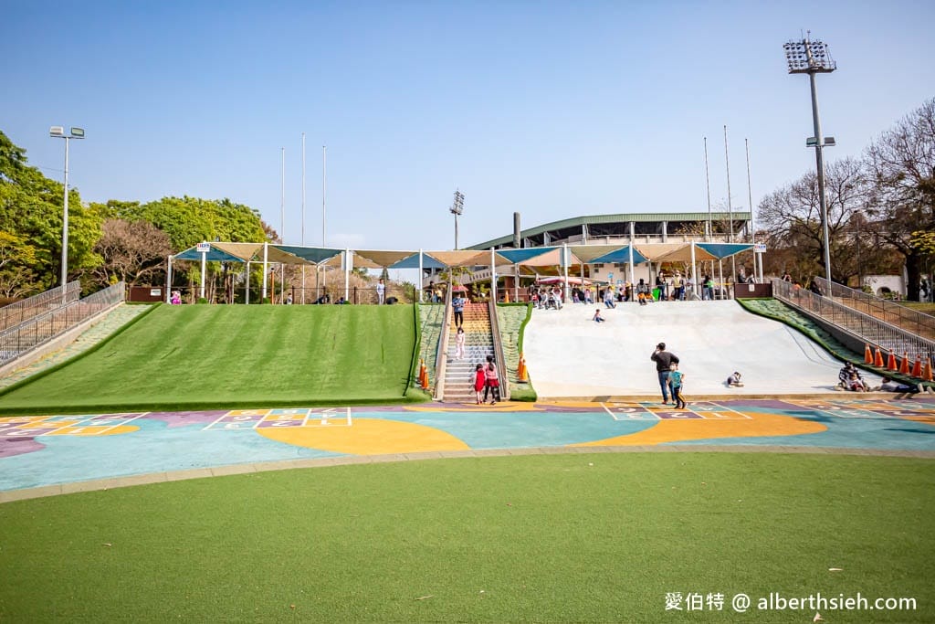 嘉義公園KANO園區｜免費親子景點，超寬版溜滑梯、滑草場