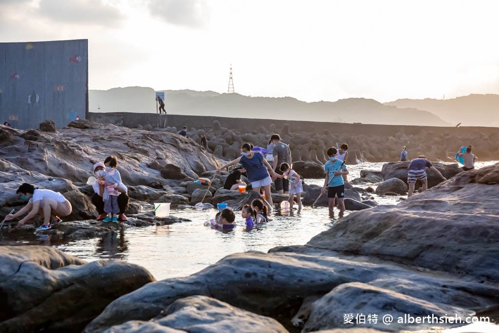 新北東北角親子玩水｜瑞芳蝙蝠洞公園，撈魚抓螃蟹、浮潛勝地