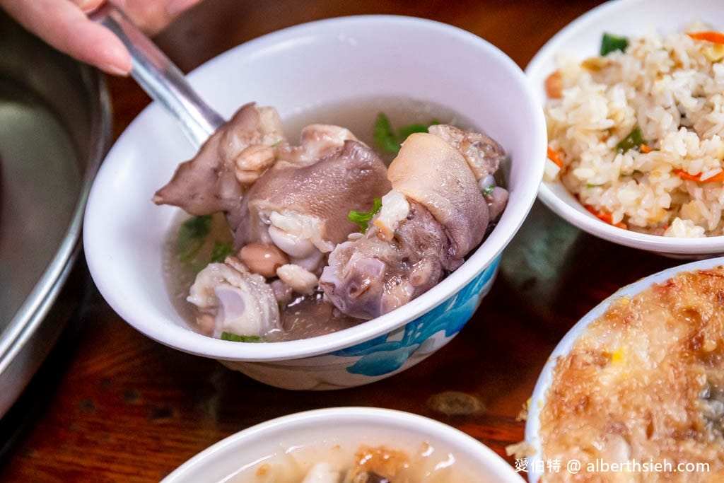 台南麻豆阿蘭碗粿｜專屬停車場，料多實在又便宜，每天熱賣上千碗