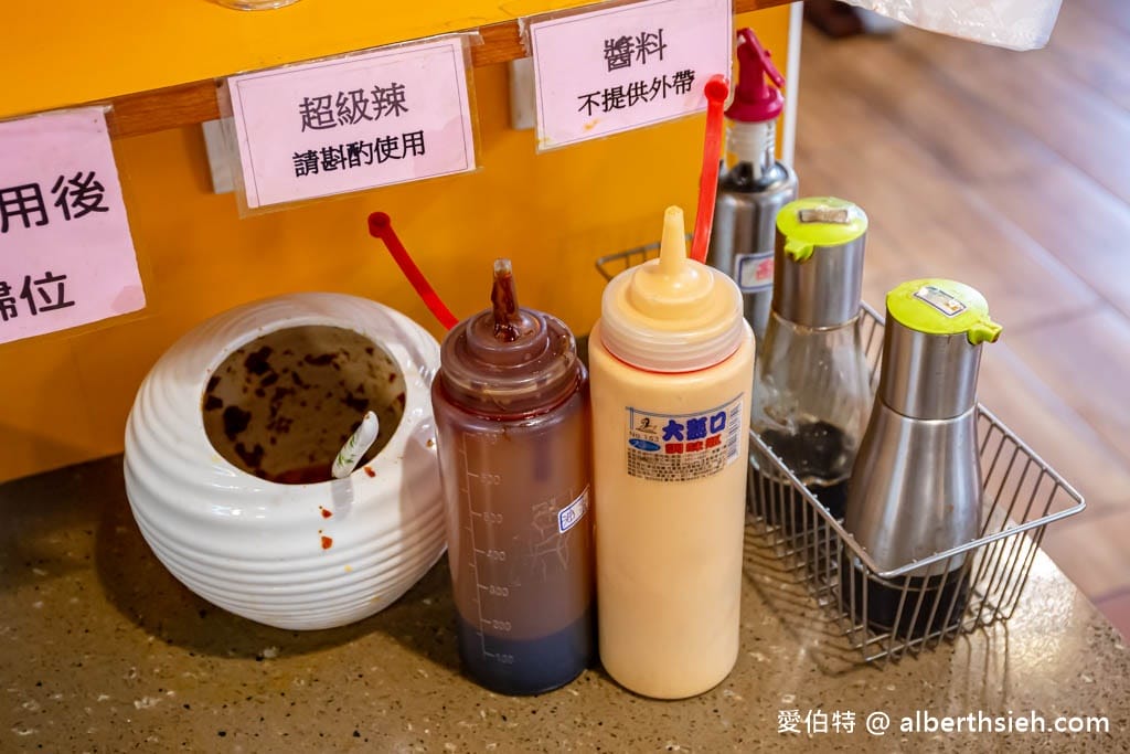苗栗苑裡大鼎夏荷牛肉麵館｜水上豪宅玻璃屋，豆花免費吃到飽