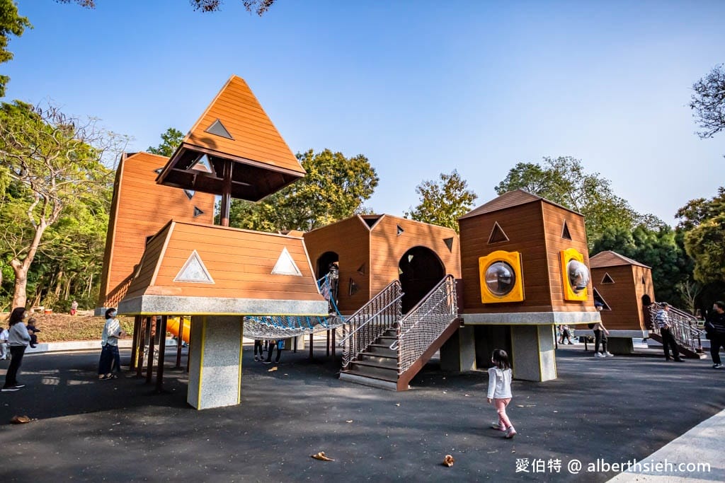 嘉義公園KANO園區｜免費親子景點，超寬版溜滑梯、滑草場