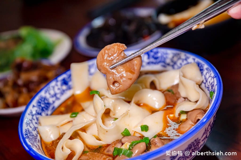 苗栗苑裡大鼎夏荷牛肉麵館｜水上豪宅玻璃屋，豆花免費吃到飽