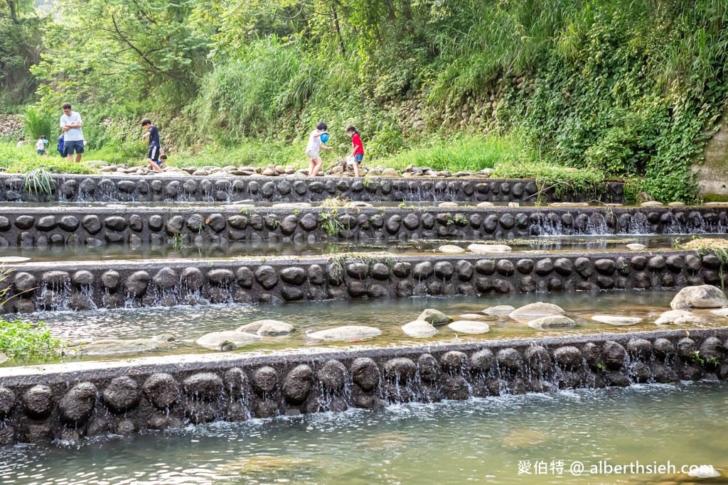 桃園龍潭玩水景點|階梯式千層瀑布,免費戲水秘境,近三坑公園 - 第12張圖 桃園龍潭玩水景點|階梯式千層瀑布,免費戲水秘境,近三坑公園