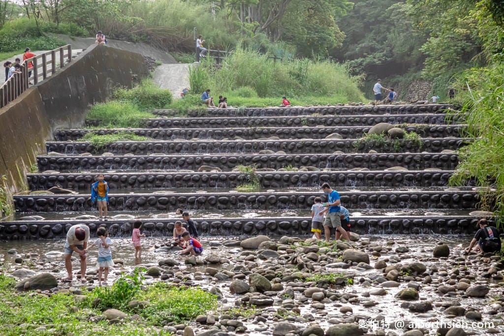 桃園龍潭玩水景點|階梯式千層瀑布,免費戲水秘境,近三坑公園 - 第11張圖 桃園龍潭玩水景點|階梯式千層瀑布,免費戲水秘境,近三坑公園
