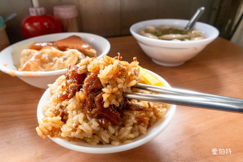 桃園南門市場早午餐推薦｜良泉小吃，油飯、魷魚羹、甜不辣都好吃