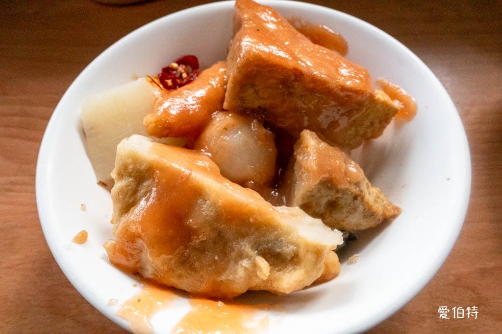 桃園南門市場早午餐推薦｜良泉小吃，油飯、魷魚羹、甜不辣都好吃