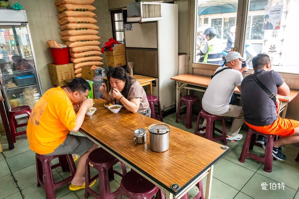 桃園南門市場早午餐推薦｜良泉小吃，油飯、魷魚羹、甜不辣都好吃