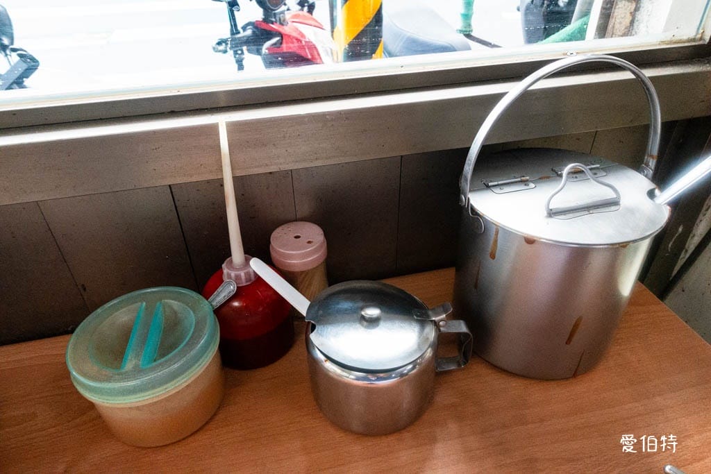 桃園南門市場早午餐推薦｜良泉小吃，油飯、魷魚羹、甜不辣都好吃