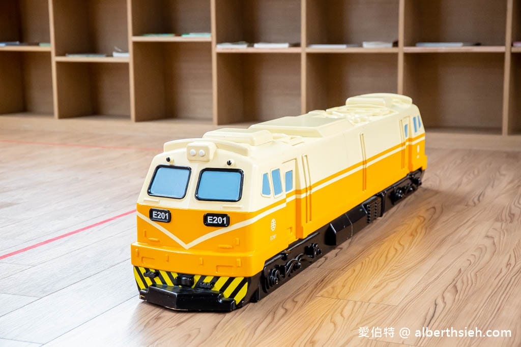 桃園免費親子景點｜火車直達！桃園軌道願景館，吹冷氣開捷運搭小火車