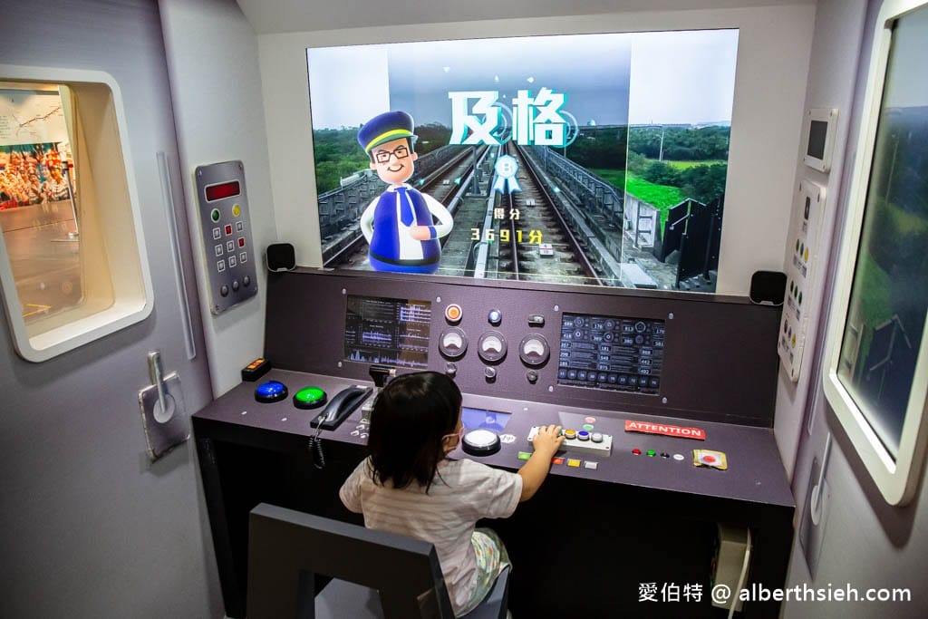 桃園免費親子景點｜火車直達！桃園軌道願景館，吹冷氣開捷運搭小火車