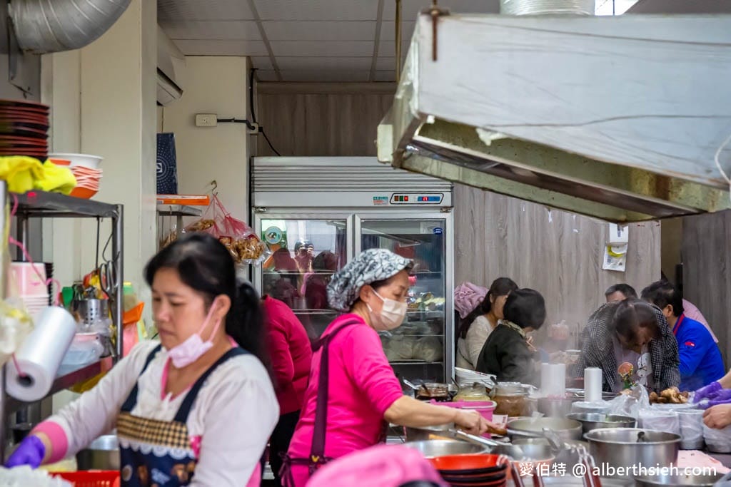 來來米干｜龍岡忠貞市場美食，湯頭清爽順口、免費泡菜