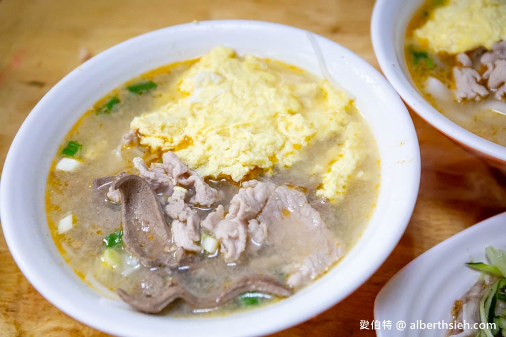 來來米干｜龍岡忠貞市場美食，湯頭清爽順口、免費泡菜
