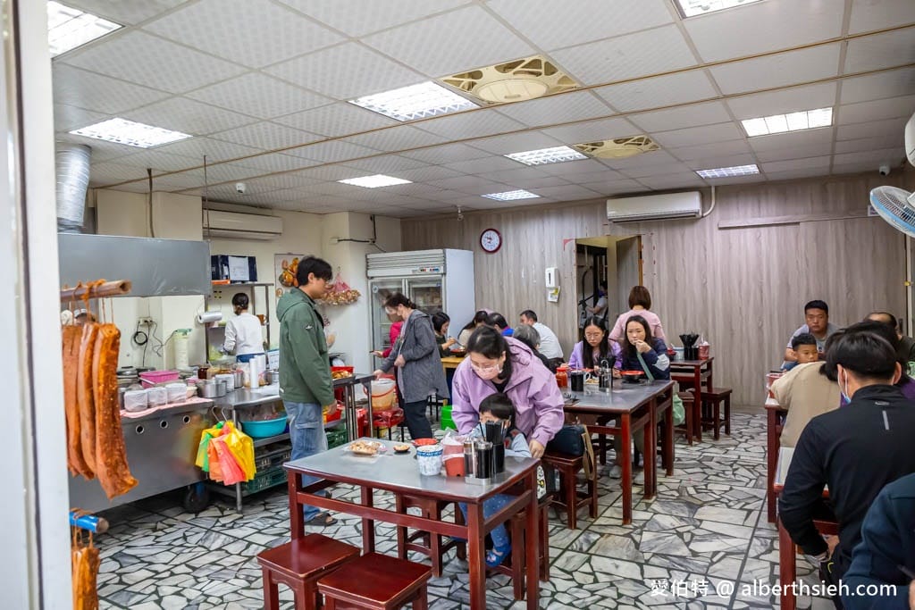 來來米干｜龍岡忠貞市場美食，湯頭清爽順口、免費泡菜