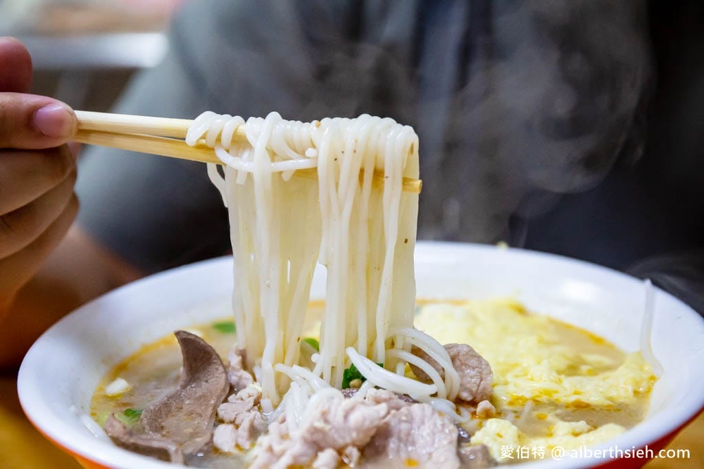 來來米干｜龍岡忠貞市場美食，湯頭清爽順口、免費泡菜