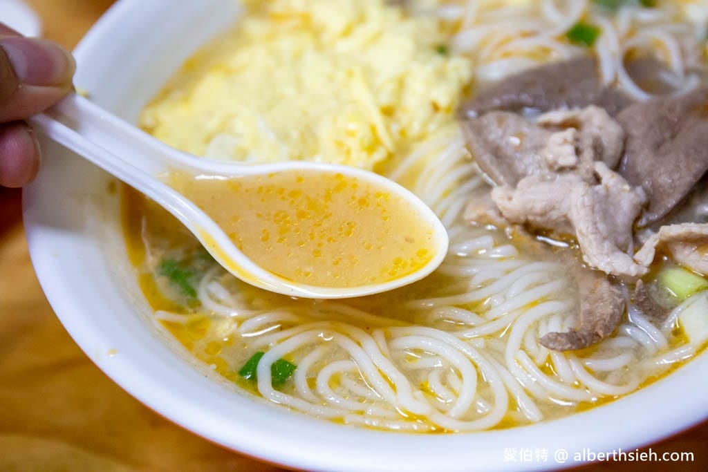 來來米干｜龍岡忠貞市場美食，湯頭清爽順口、免費泡菜