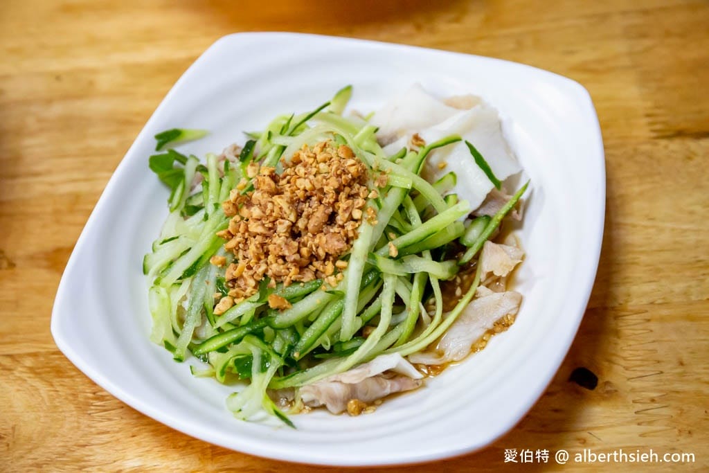 來來米干｜龍岡忠貞市場美食，湯頭清爽順口、免費泡菜