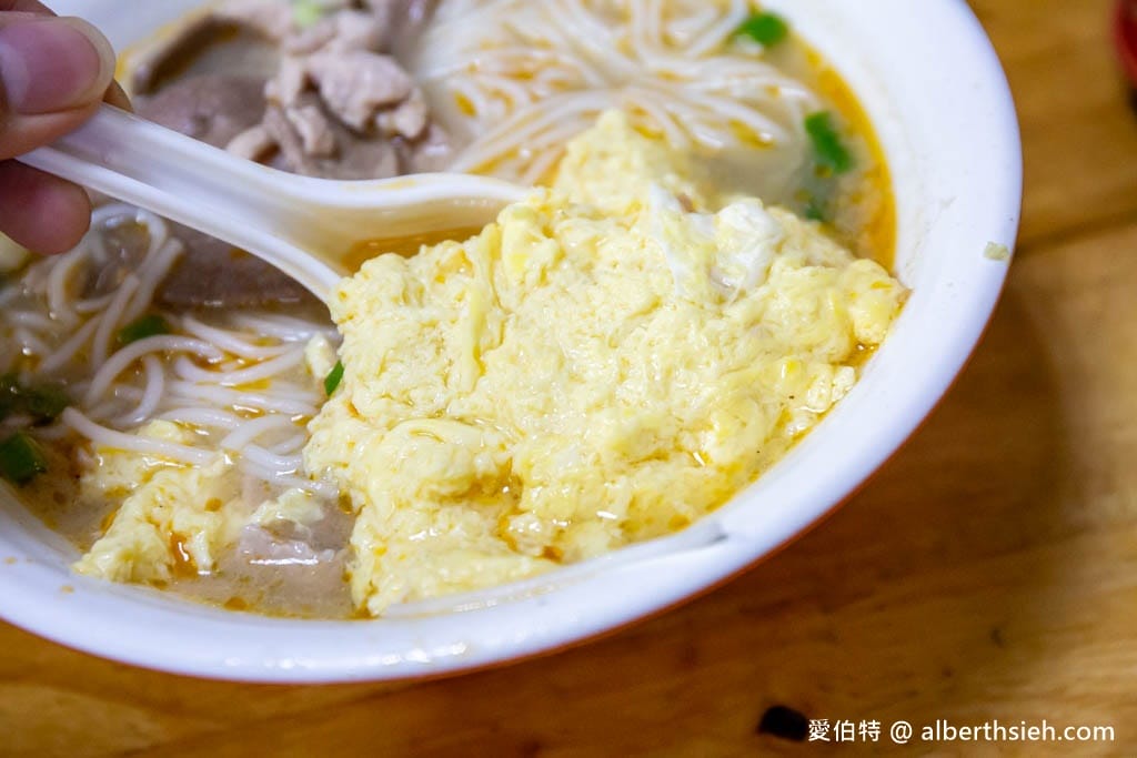 來來米干｜龍岡忠貞市場美食，湯頭清爽順口、免費泡菜