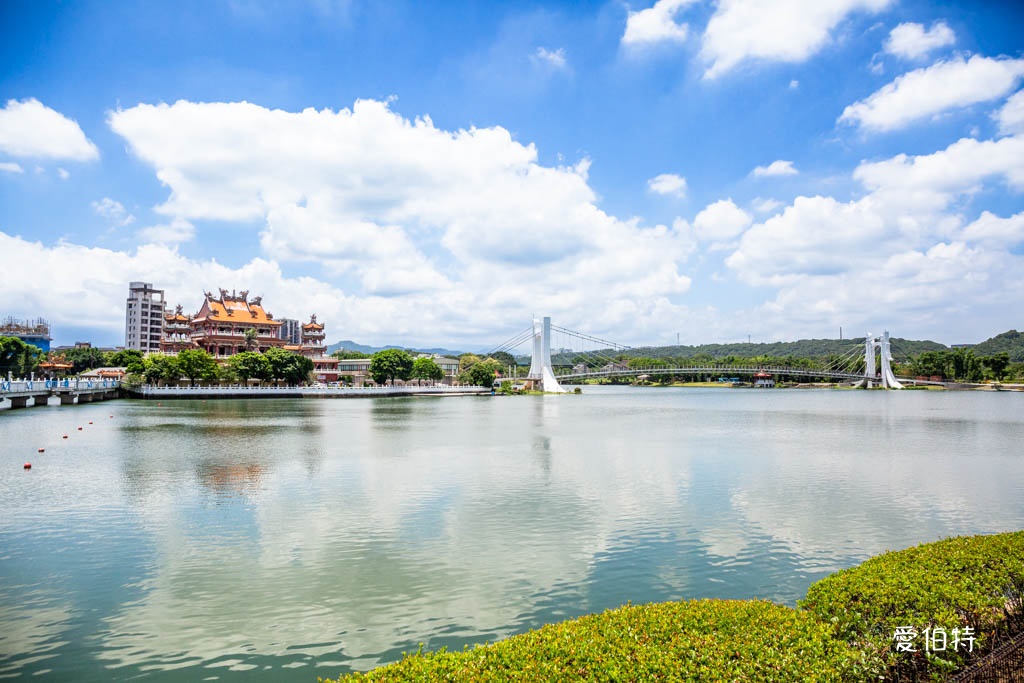 桃園龍潭大池｜斜張式光雕吊橋、南天宮 @愛伯特