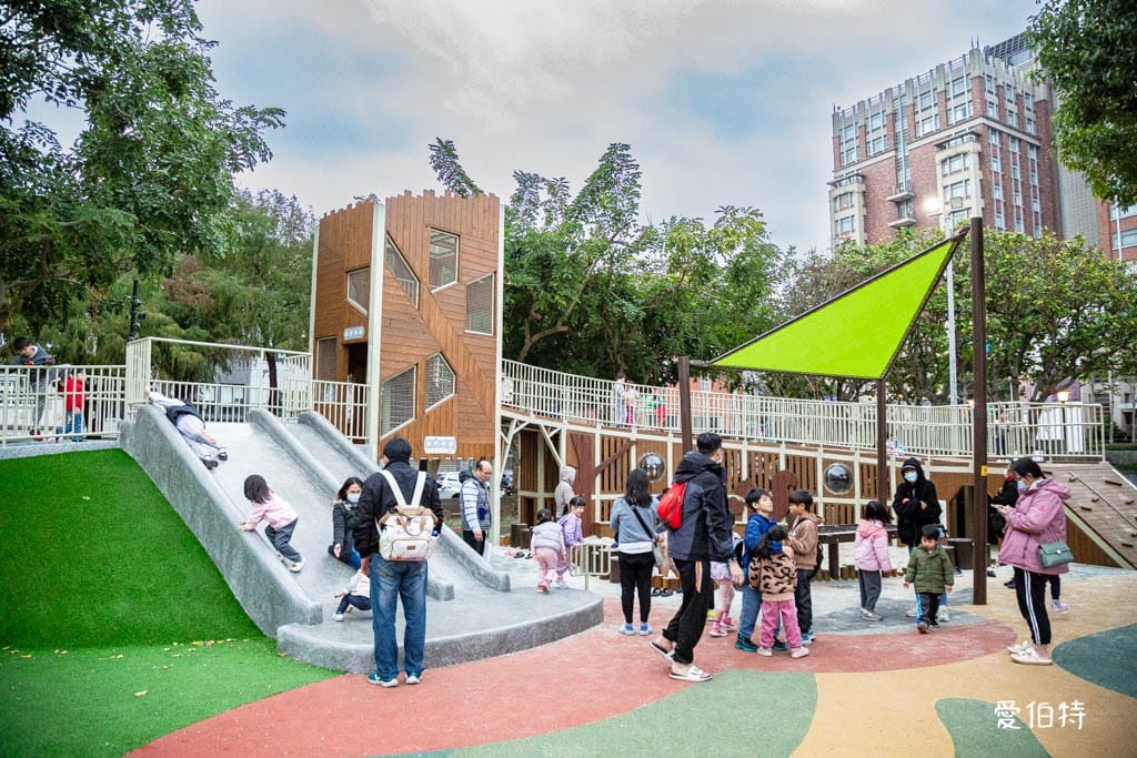 桃園中壢夜市光明公園｜共融式遊戲場，跑酷蹦床、樹屋沙坑、戲水