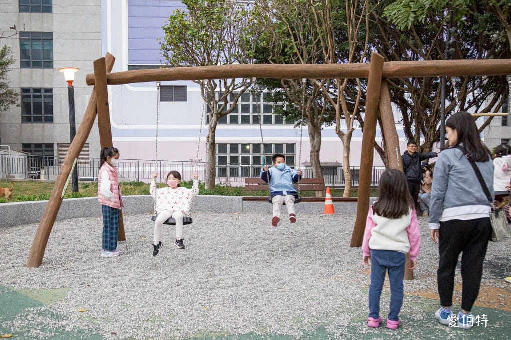桃園中壢夜市光明公園｜共融式遊戲場，跑酷蹦床、樹屋沙坑、戲水