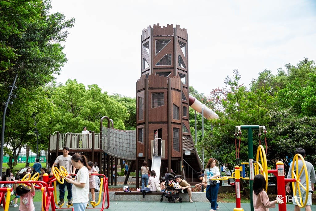 桃園中壢夜市光明公園｜共融式遊戲場，跑酷蹦床、樹屋沙坑、戲水
