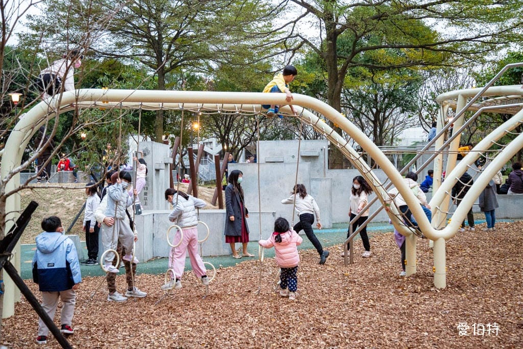桃園中壢夜市光明公園｜共融式遊戲場，跑酷蹦床、樹屋沙坑、戲水