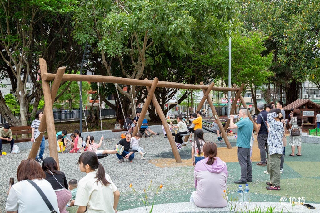 桃園中壢夜市光明公園｜共融式遊戲場，跑酷蹦床、樹屋沙坑、戲水