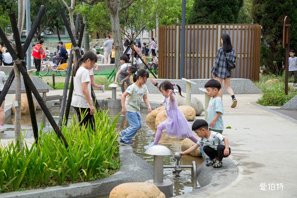 桃園中壢夜市光明公園｜共融式遊戲場，跑酷蹦床、樹屋沙坑、戲水
