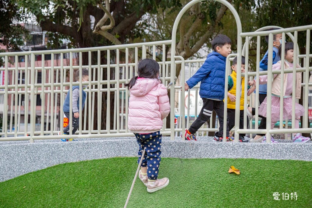 桃園中壢夜市光明公園｜共融式遊戲場，跑酷蹦床、樹屋沙坑、戲水