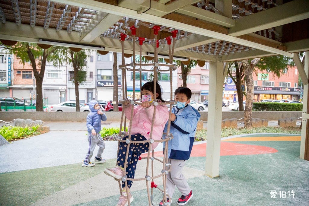 桃園中壢夜市光明公園｜共融式遊戲場，跑酷蹦床、樹屋沙坑、戲水