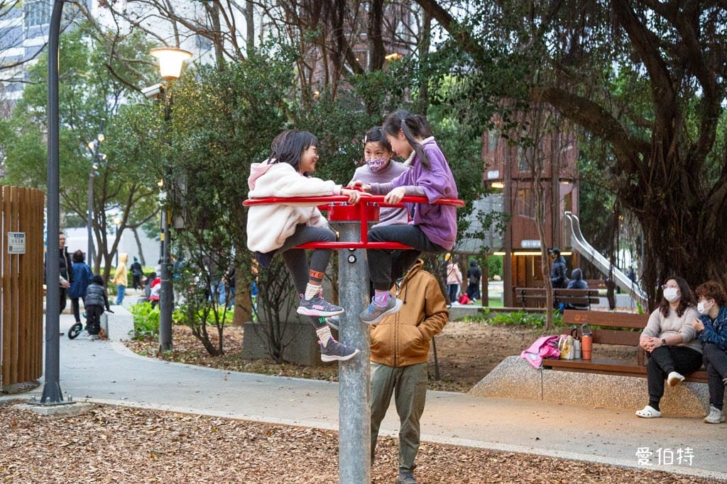 桃園中壢夜市光明公園｜共融式遊戲場，跑酷蹦床、樹屋沙坑、戲水