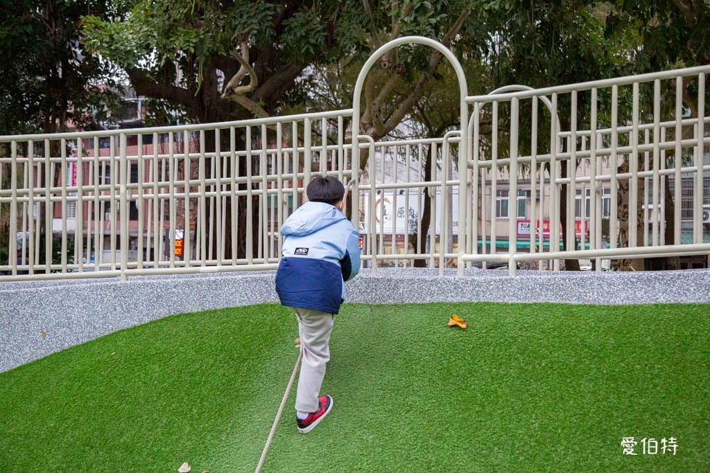 桃園中壢夜市光明公園｜共融式遊戲場，跑酷蹦床、樹屋沙坑、戲水