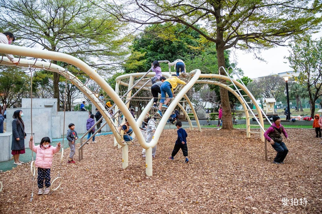 桃園中壢夜市光明公園｜共融式遊戲場，跑酷蹦床、樹屋沙坑、戲水