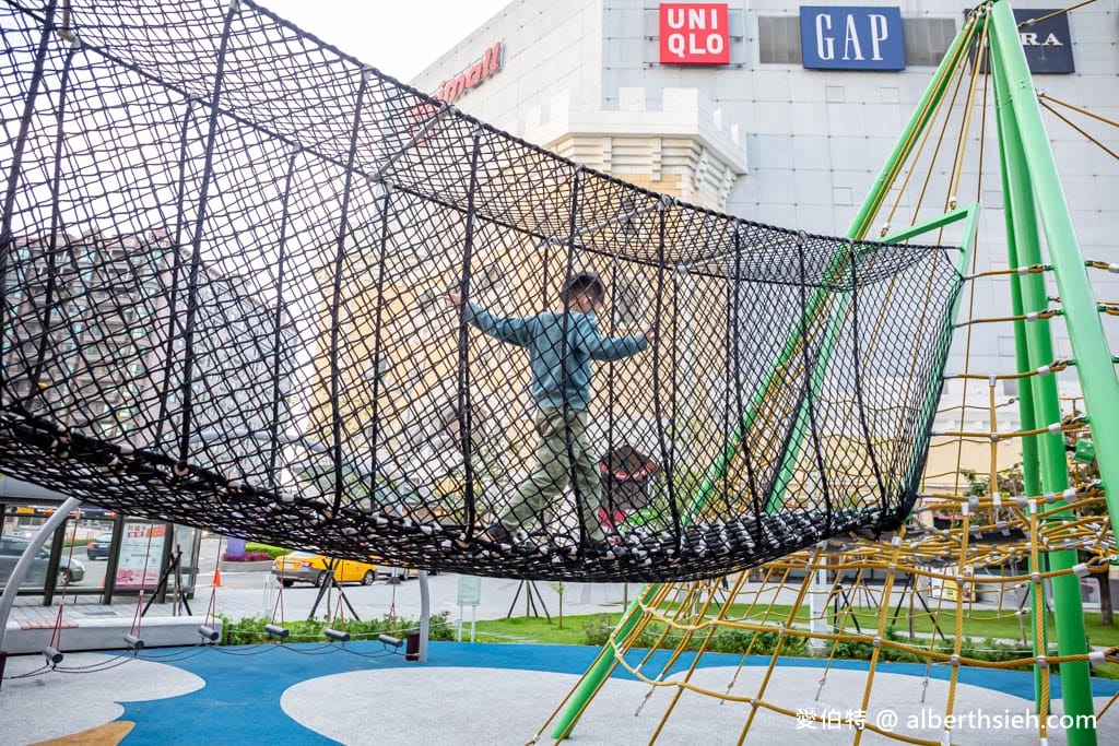 台茂公園兒童遊戲場｜台茂購物中心旁，戶外籃球場、直排輪場