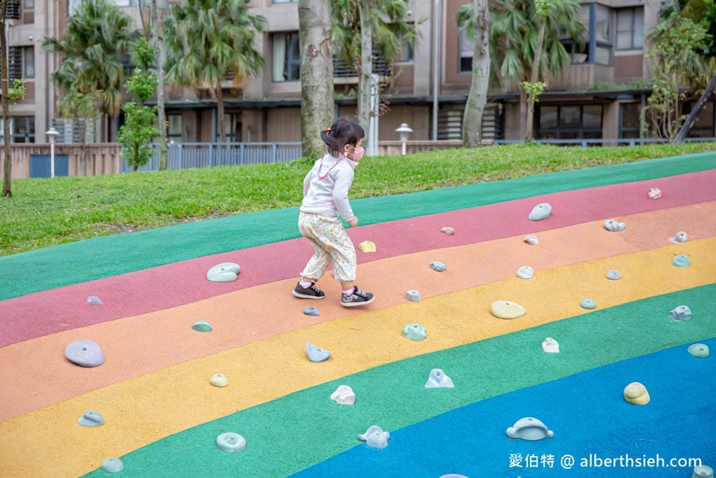 台茂公園兒童遊戲場｜台茂購物中心旁，戶外籃球場、直排輪場
