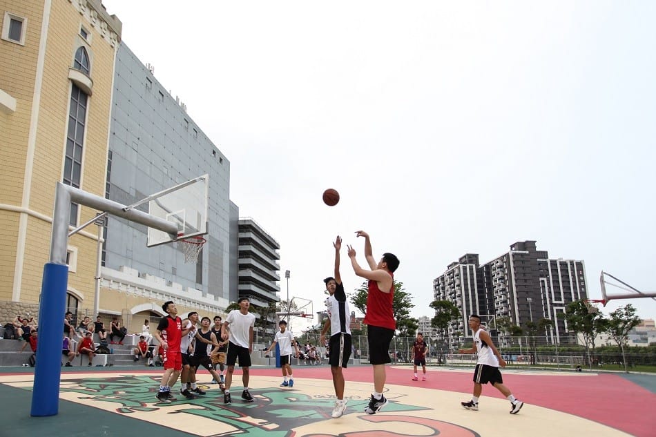 台茂公園兒童遊戲場｜台茂購物中心旁，戶外籃球場、直排輪場