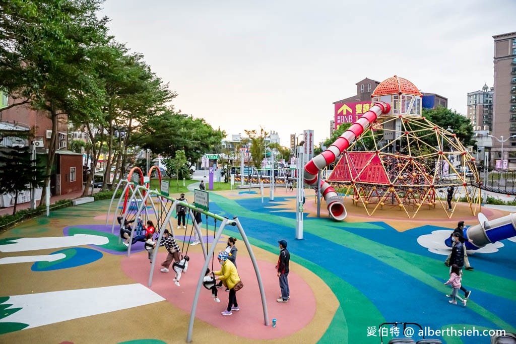 台茂公園兒童遊戲場｜台茂購物中心旁，戶外籃球場、直排輪場