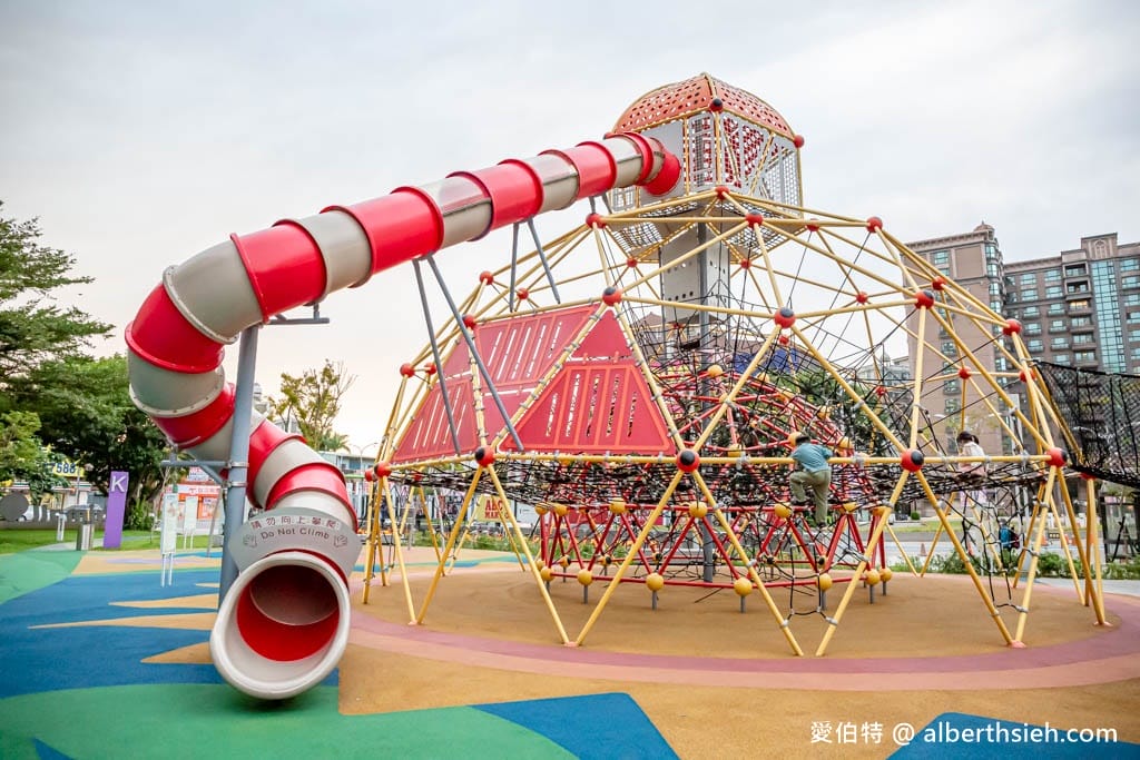 台茂公園兒童遊戲場｜台茂購物中心旁，戶外籃球場、直排輪場