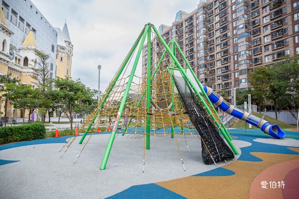 台茂公園兒童遊戲場｜台茂購物中心旁，戶外籃球場、直排輪場