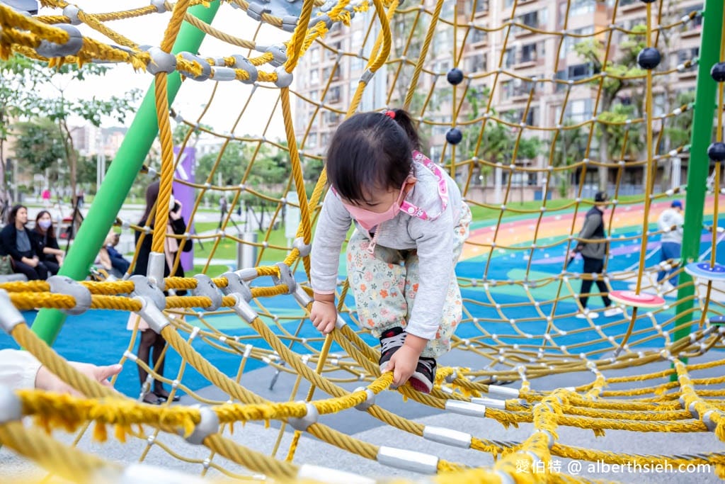 台茂公園兒童遊戲場｜台茂購物中心旁，戶外籃球場、直排輪場