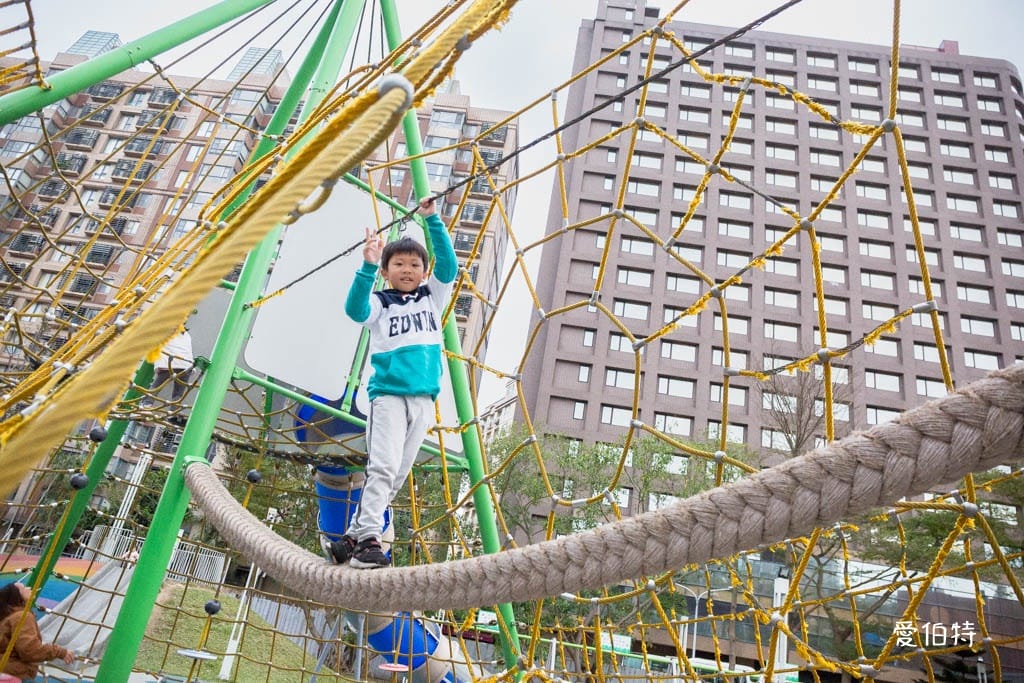 台茂公園兒童遊戲場｜台茂購物中心旁，戶外籃球場、直排輪場