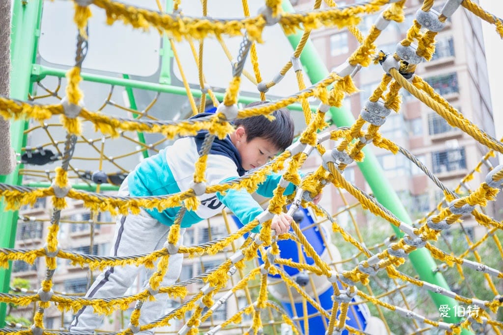 台茂公園兒童遊戲場｜台茂購物中心旁，戶外籃球場、直排輪場