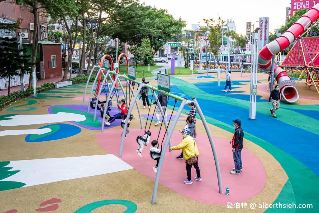 台茂公園兒童遊戲場｜台茂購物中心旁，戶外籃球場、直排輪場