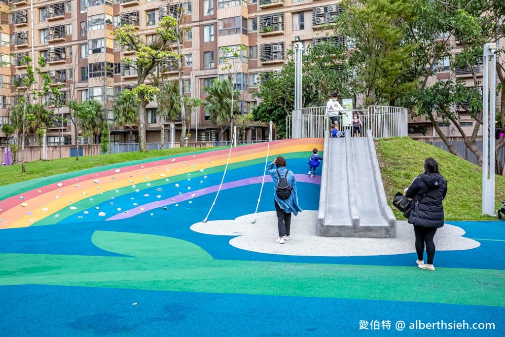台茂公園兒童遊戲場｜台茂購物中心旁，戶外籃球場、直排輪場